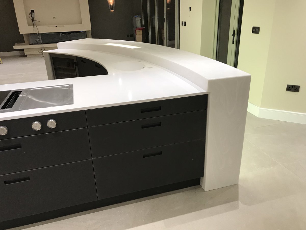 Yesterday we installed this phenomenal masterpiece in Nottingham. The material of choice was Corian White Onyx, we backlit the the inside panel and champagne trough with LED’s 😎🍾🍹🍸 #madeinsheffield #corian #solidsurface #Sheffieldissuper