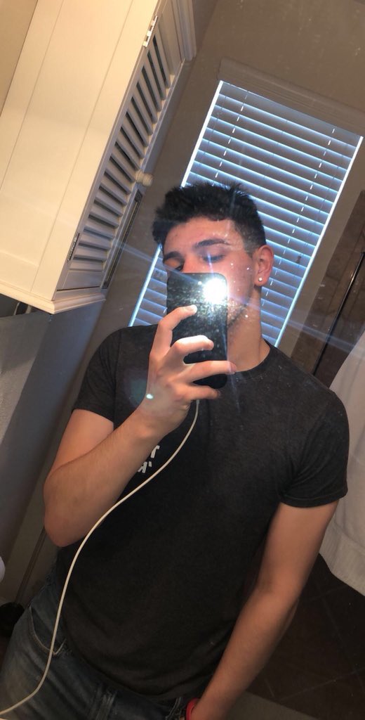 TexasState23's tweet photo. Jacob Oyola ( @jacoboyola1 )
Major: Business Marketing
From: San Antonio, Tx
#Txstate22 #TexasState22 #Txst22 https://t.co/wCUZns2QTs