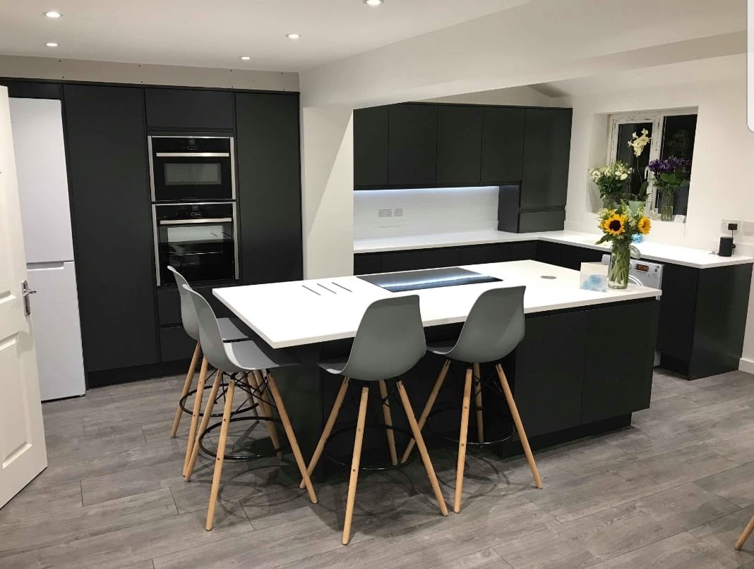 HawdonSurfaces's tweet image. LOVE IT!😍
Fantastic photos sent in of the finished kitchen.
Glacier White Corian Worktops with all the bells and whistles.
✅Seamless sink
✅Stainless steel hob bars
✅Seamless Coved upstands 
✅Pop up socket
✅Seamlessly up and into window sill

Info@HawdonWorkSurfaces.com