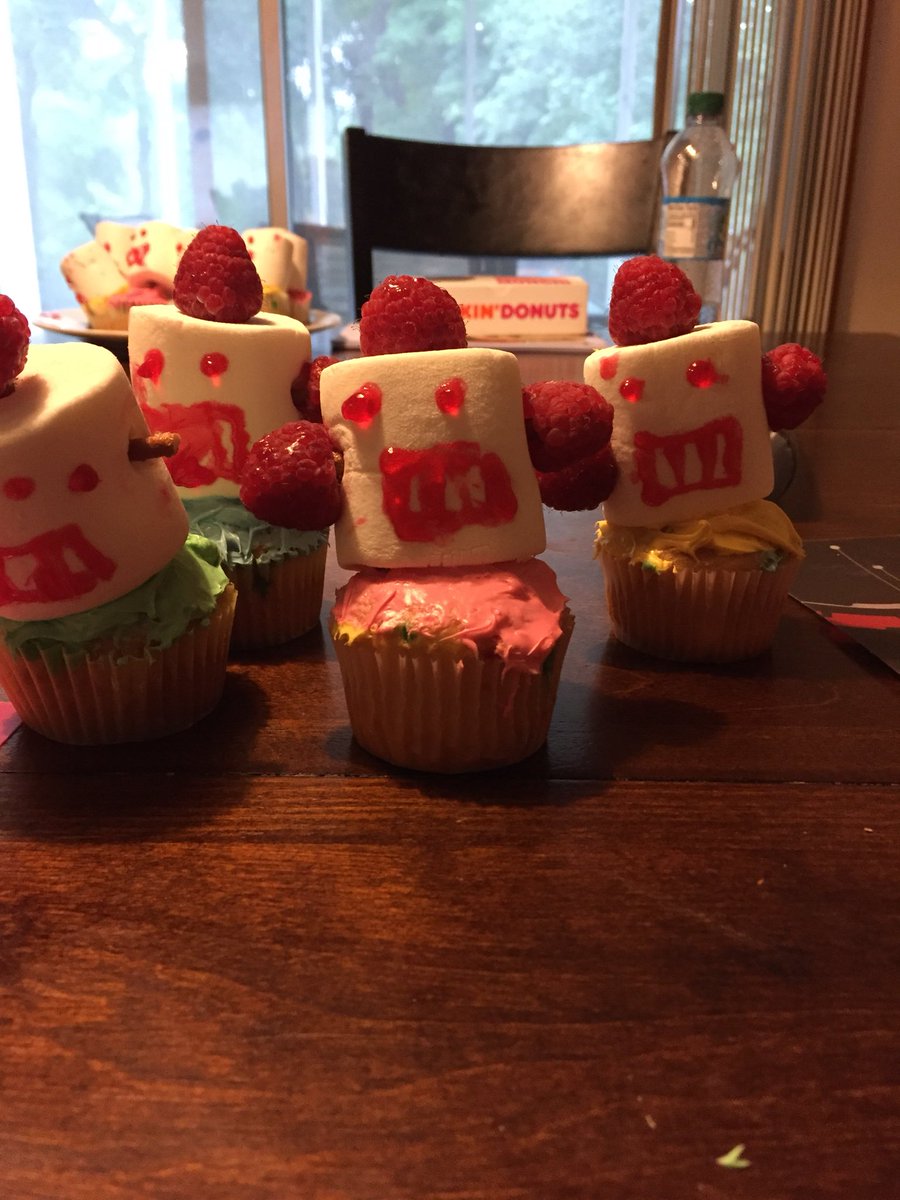ChristineDBW's tweet image. Pretty sure I’ll never be a Pinterest mom #robotcakes