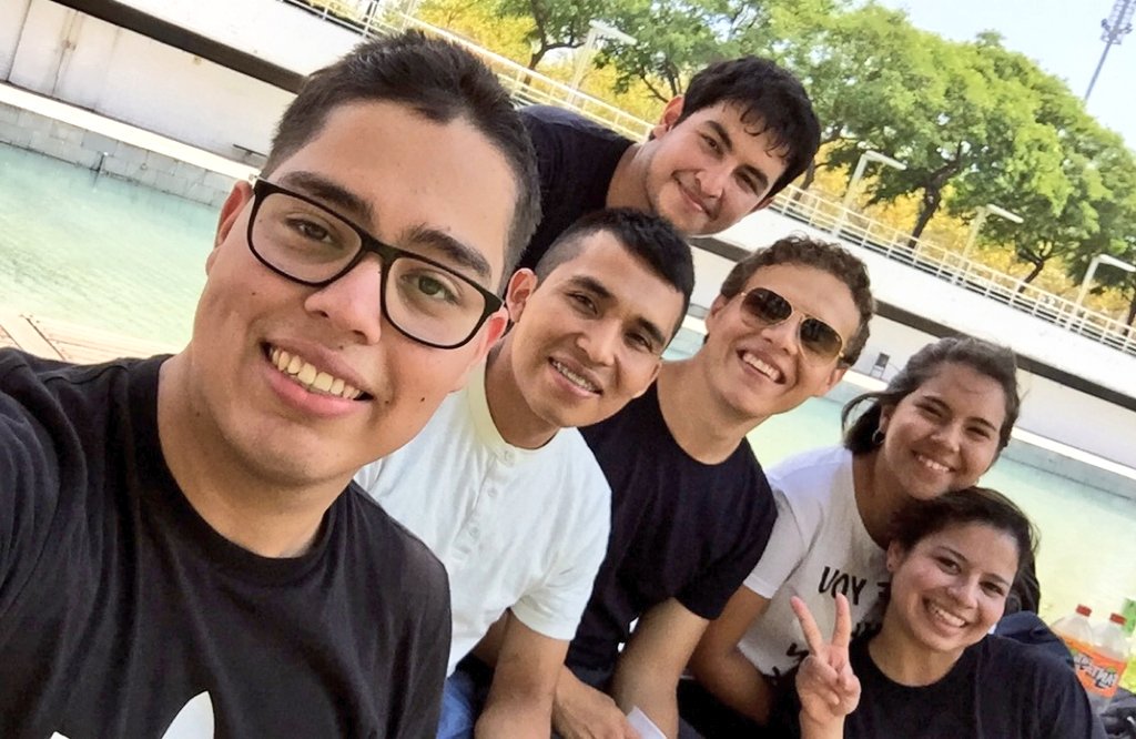 LyndaVivas's tweet photo. #SerJovenEs luchar por tus sueños con realismo y positivismo.
#SerJovenEs hacer amigos para siempre!
@juvenmiraespana @JuventudesMIRA https://t.co/jrsJAl6GSs
