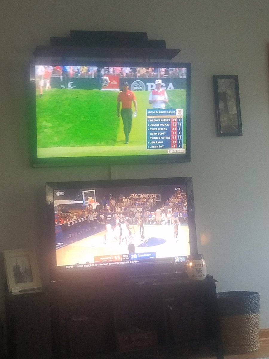 TylerGray_87's tweet photo. Tiger In contention for a major on a Sunday and @KentuckyMBB In August ππͺπ₯.... #ThatSetupTho
#BBN π #TigerWoodsYall π― #PGAChampionship2018 https://t.co/r6oeFctIGQ
