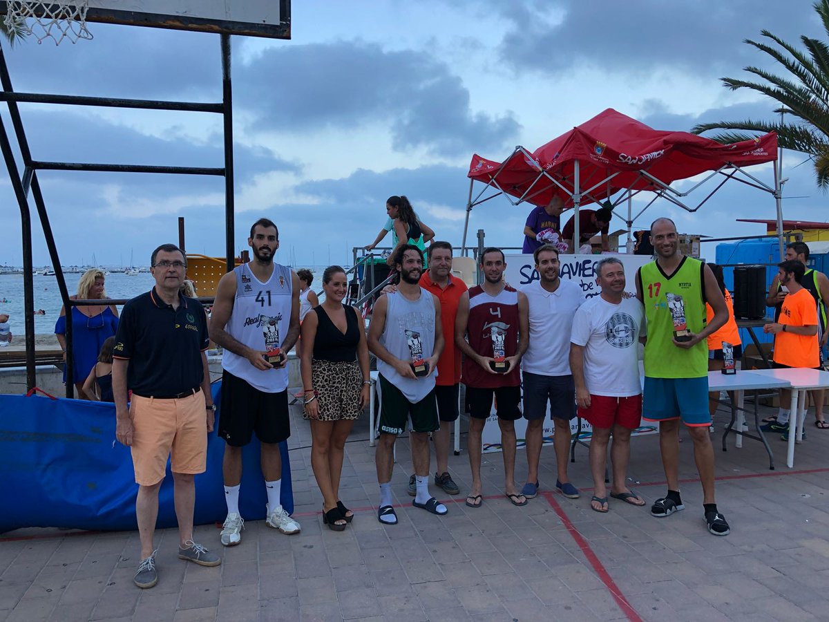 JJLLEDO's tweet photo. Enhorabuena al @marmesanjavier de nuevo por la organización de, para mi, la mejor reunión de baloncesto del año!! Y ya cuando ganas... pues ni te cuento!!! #5Seguidos https://t.co/5JomEnKk1S