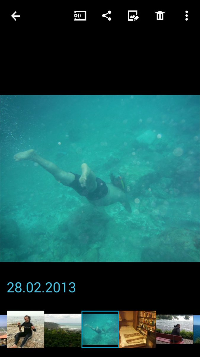 يا نسيم الريح قولي للرشـا
لم يزدني الورد إلا عطشا
لي حبيب حبه وسط الحشـا
إن يشأ يمشي على خدي مشى
روحه روحي وروحي روحه
إن يشا شئتُ وإن شئتُ يشـا