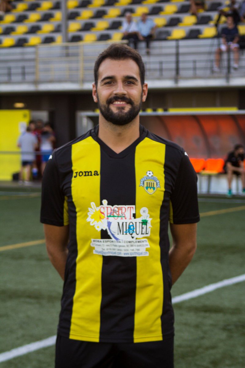 RafaMurillo46's tweet photo. Motivación,ilusión y muchísimas ganas de la temporada 18/19. Vamos a muerte juntos y seguro que disfrutaremos mucho! 💪🏽⚽️🐝 Grande Monta!! @Montanyesa1927 @Irreductibles9b https://t.co/zCmoux3Iz3