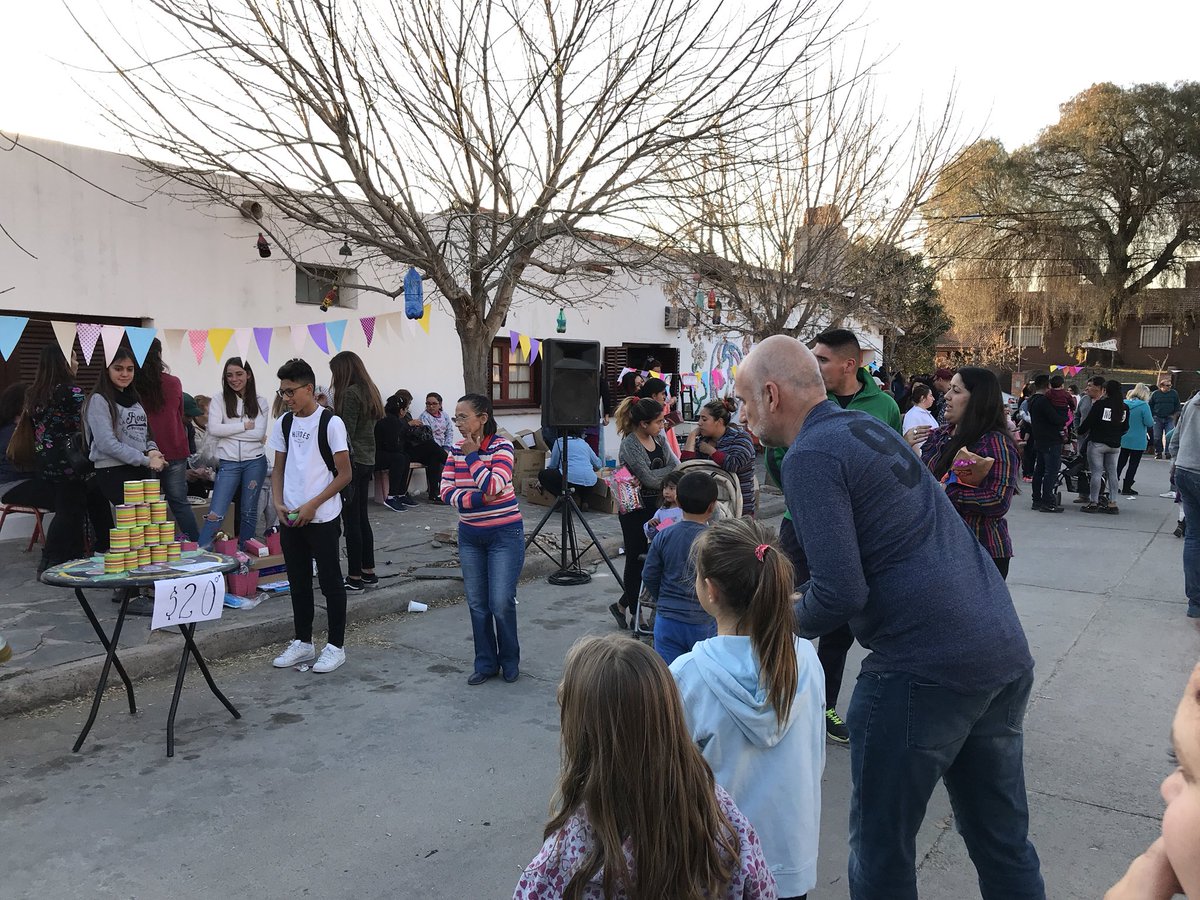 juliobanuelosok's tweet photo. Hermoso domingo en @MinaClaveroOfc junto a mi familia compartiendo una tarde de juegos en la Kermés organizada por el Geriátrico a beneficio de la cooperadora de las Salas Cunas. #familia #vecinos #amistad #solidad. https://t.co/mVc9IZRSw4