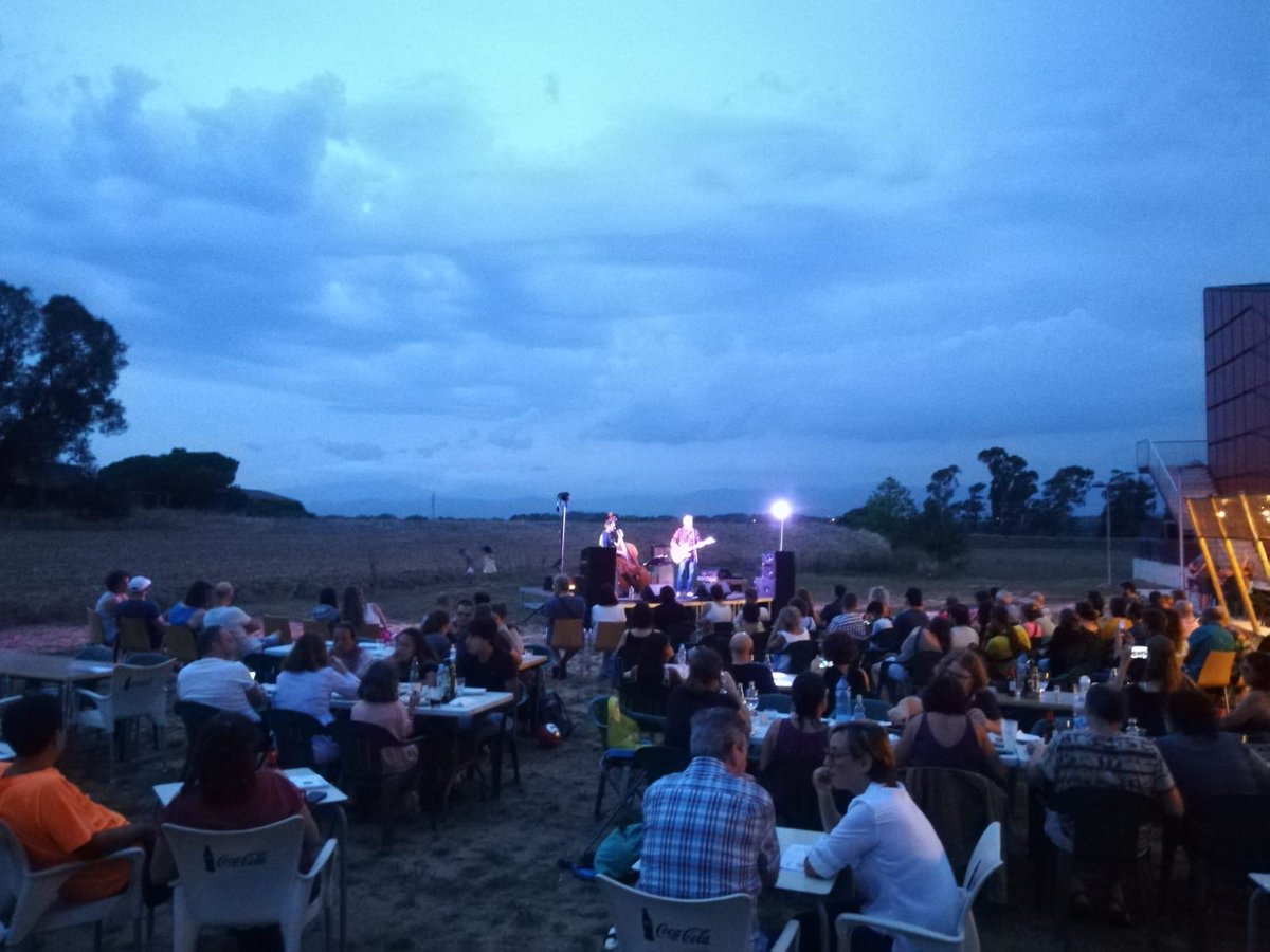 edu_PerroLobo's tweet photo. I poc a poc s'ha anat fent de nit al #CicleInaudit #Campllong mentre han sonat els temes de #Gira13 @crisjuanico en format dúo que ha fet gaudir el públic que omplia el #RestaurantLocalSocialCampllong https://t.co/oPAYtPS2jI