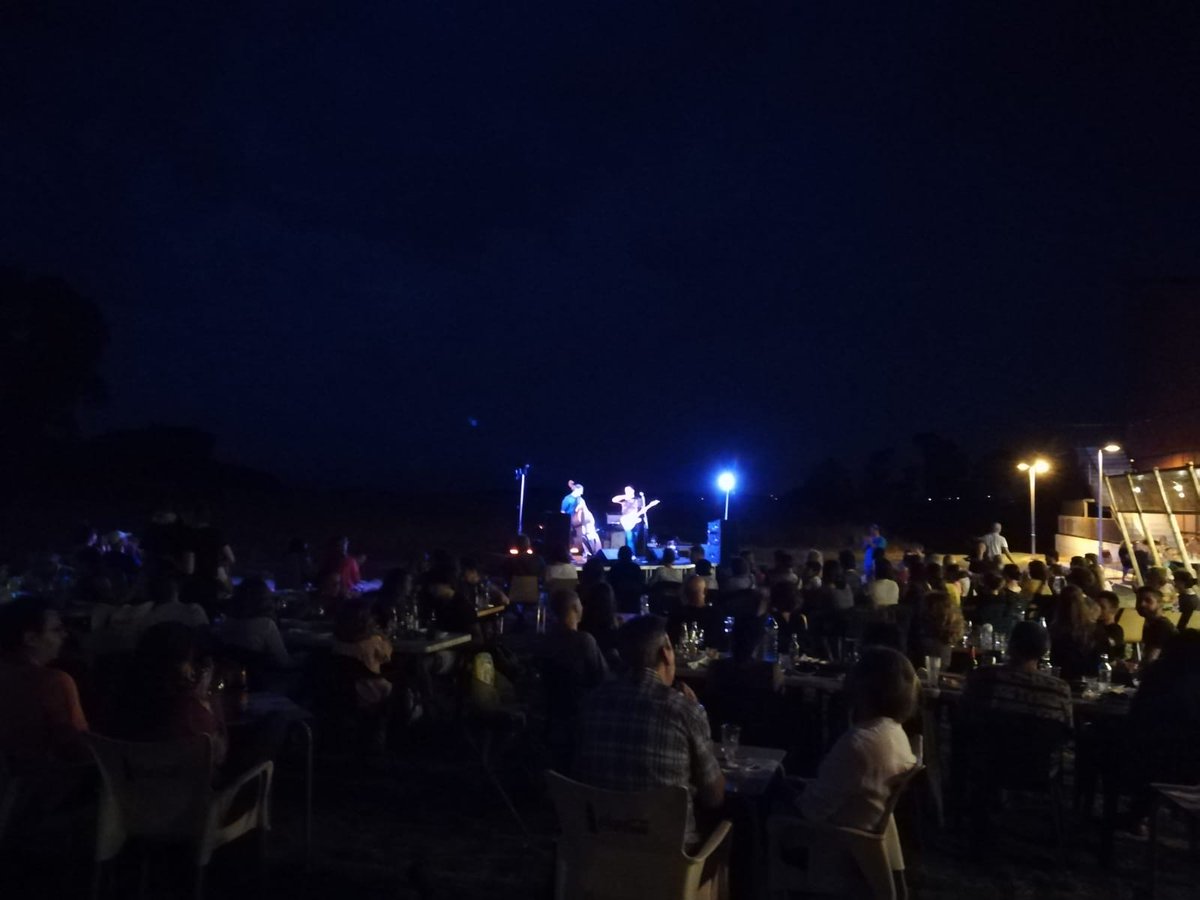 edu_PerroLobo's tweet photo. I poc a poc s'ha anat fent de nit al #CicleInaudit #Campllong mentre han sonat els temes de #Gira13 @crisjuanico en format dúo que ha fet gaudir el públic que omplia el #RestaurantLocalSocialCampllong https://t.co/oPAYtPS2jI