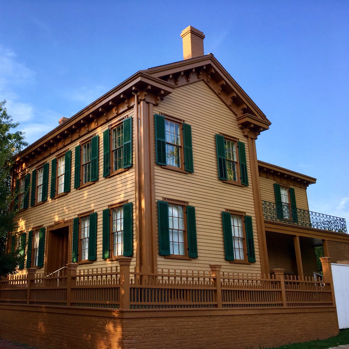 ChrisSpoons's tweet image. Abraham Lincoln’s home in Springfield. Lincoln lived in this home from 1844-1861. 

#SpringfieldTrip #LincolnHomeNPS  #Photography #Travel #Photo #ThePhotoHour #TravelTuesday #TrainTravel #500pixrtg #StormHour #EarthandClouds #EarthandClouds2