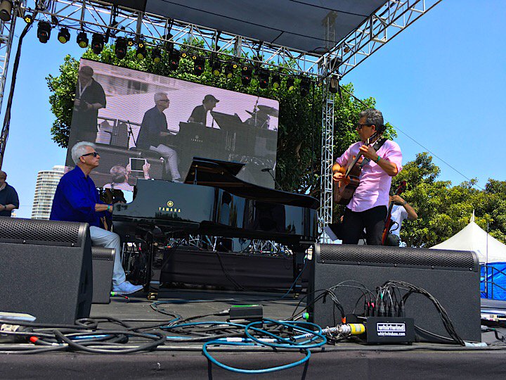 QuietStorm_79's tweet photo. #DavidBenoit &amp; #MarcAntoine now playing (in 7/4 time!) at the 3rd day of the 2018 @lbjazz Festival
#LBJazzFest #jazz #guitar #KKJZ @dbmusic #smoothjazz #quietstorm https://t.co/JgAt0y1fCS