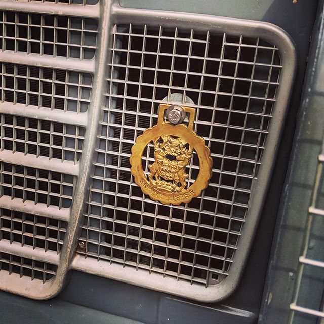 The land rover is nearly ready for rolling over hills and valleys, so the #skinnylister #horsebrass is mounted where it belongs!
#landrover #rollinover #landroverseries #hoodornament #grille #shantypunk #brass #serieslandrover ift.tt/2B5b2Qq