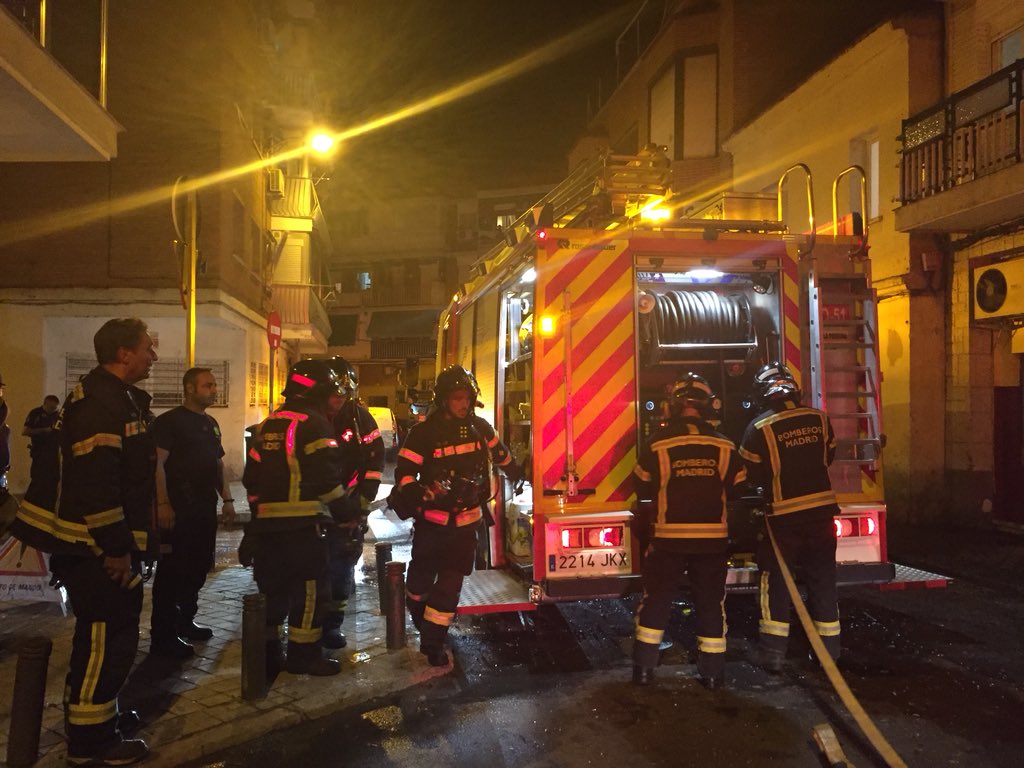 EmergenciasMad's tweet photo. #Incendio en vivienda en un segundo piso. C/ Gómez Acebo #Villaverde. Muy virulento. Acuden 5 dotaciones de @BomberosMad para sofocar las llamas que rompían por fachada. https://t.co/xMkWtiRt6X