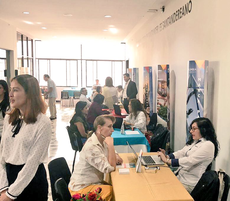 JulianaVillegas's tweet photo. Gracias a #Bucaramanga y a los empresarios del norte de @Colombia por acorger a @PROCOLOMBIACO durante #FuturExpo . Casi 600 asistentes tuvieron la oportunidad de compartir sus dudas de #internacionalización y asesorarse oyendo los casos inspiradores de los #ExportStars https://t.co/OE9cas5Ecf