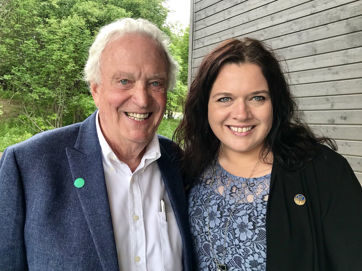 CarolineSimard_'s tweet photo. Trois plutôt qu’un! Bio et 2e roman de citoyens de Charlevoix et bio d’un grand athlète de chez nous qui sait qu’il n’y a rien d’acquis et qui fait preuve d’une profonde détermination et de discipline! @MCCQuebec #jacheteunlivrequebecois #ambassadricedelachatlocal @LiberalQuebec https://t.co/uI88QJqJik