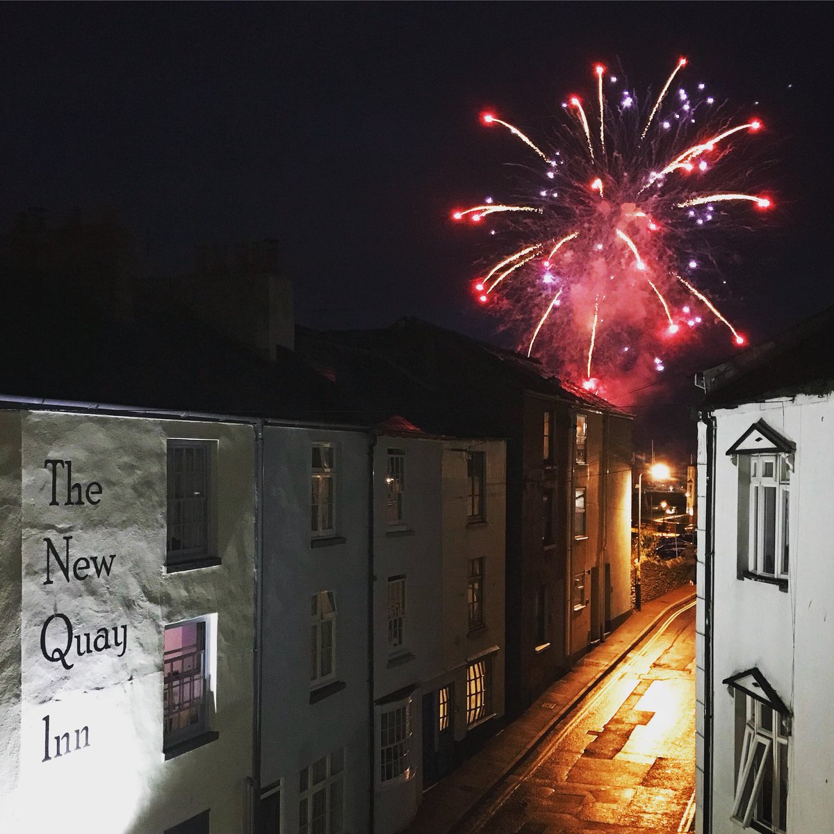 Brixham_Me_'s tweet photo. Fab fireworks in #Brixham tonight thanks to @RNLITorbay #SeasideSpecial https://t.co/xIqwoMiVe4