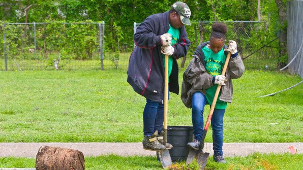 AmericanForests's tweet photo. Urban heat islands threaten the health of people living in cities – in Dallas, temps can increase by up to 10 degrees. We're working with on-the-ground partners to identify which areas can be most helped by increased canopy cover. https://t.co/Tc0dha2DNG https://t.co/5xt3nAkOV5