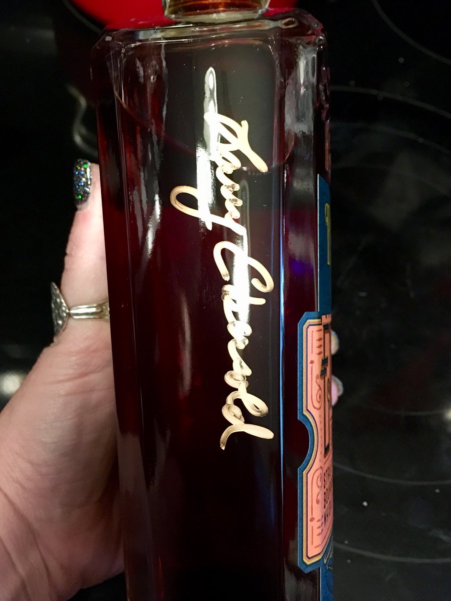 HalfwaytoNever's tweet photo. My amazing bottle of Eighteen 33, signed by master distiller, Larry Ebersol @madebyghosts #madebyghosts #bourbon #kentucky #KYProud #BooneCountyDistilling #kentuckybourbon https://t.co/jo5HY1Pmdl