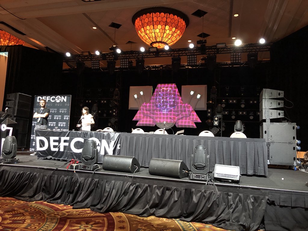 gbergel's tweet image. Muy buena charla @UnaPibaGeek y @ssantosv! 💪🏼 #DEFCON26