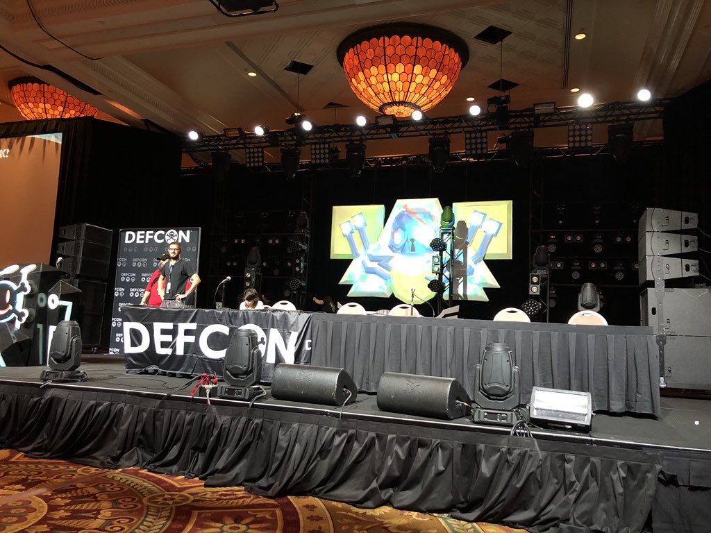 gbergel's tweet image. Muy buena charla @UnaPibaGeek y @ssantosv! 💪🏼 #DEFCON26