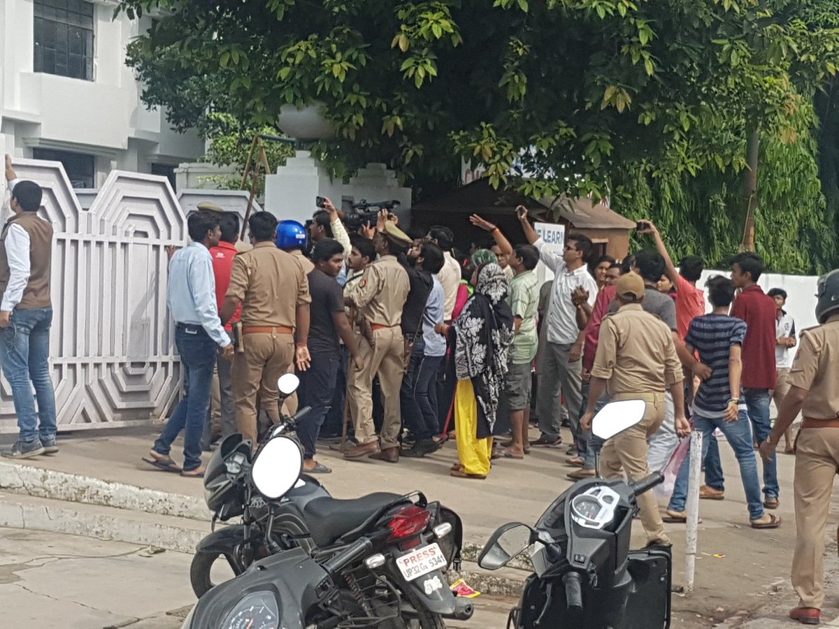 WeUttarPradesh's tweet photo. #Breaking Lathi Charge at #CMS #CMSRapeCase @lucknowpolice https://t.co/U77wzdm7D8