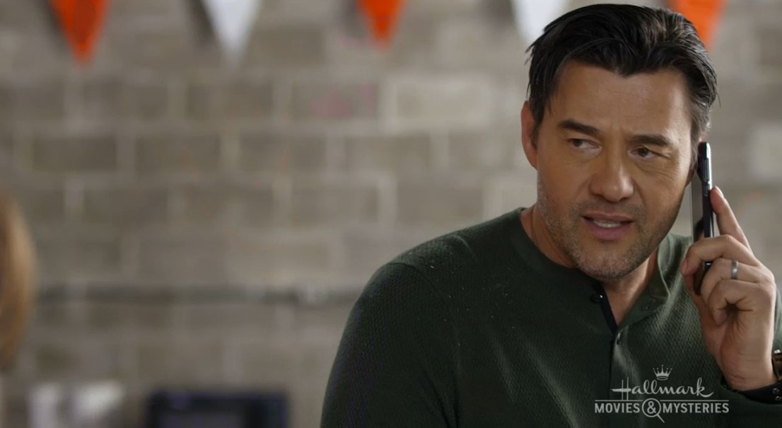 HallmarkiesPod's tweet photo. I think we can all agree @stevebacic is the best part of this movie #SummerofMystery #TheMaskMurder #Sleuthers https://t.co/UUTTAqS8eU