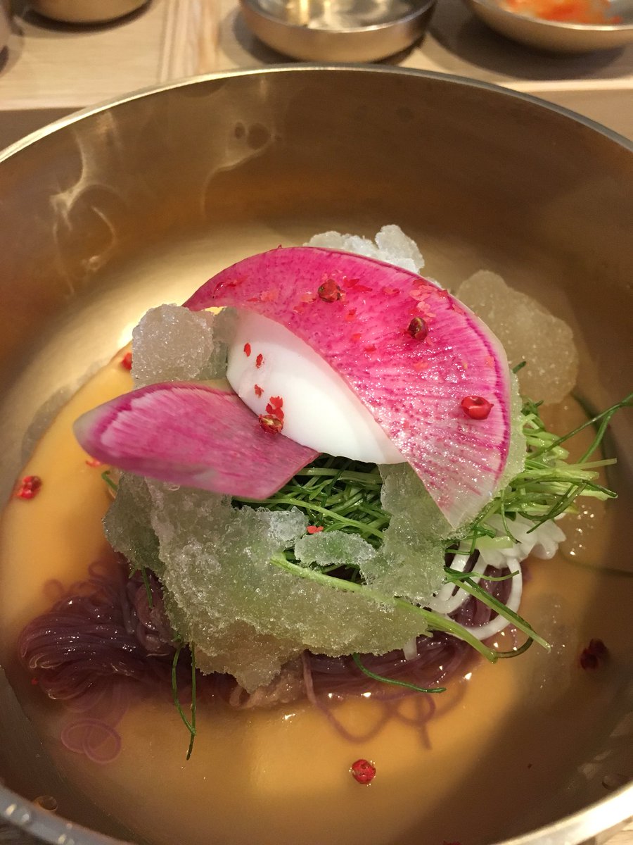 fw_saku's tweet image. 今日は韓国料理のランチ。10種類のおかず、珍しいビーツの冷麺をアボガドオイルと絡めて食すという初めての体験にワクワク。シメに10穀米の冷やし茶漬け。ここはいいぞ。#広尾 #hasuo