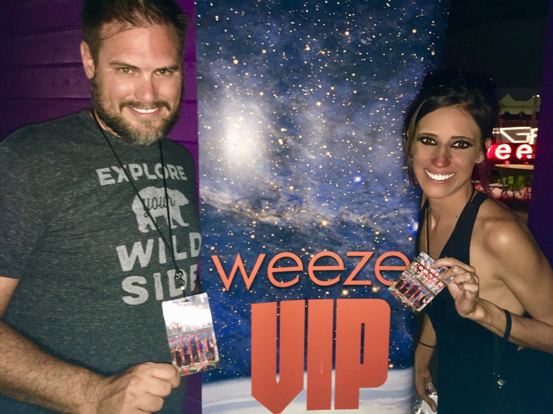 JenLawrence21's tweet photo. Amazing Night at #weezer tonight in #arizona with this handsome guy and some of the best friends a girl could ask for! ๐๐ตโค๏ธ#weezer #weezerVIP #teamArpaio https://t.co/qLKqwfRFhX
