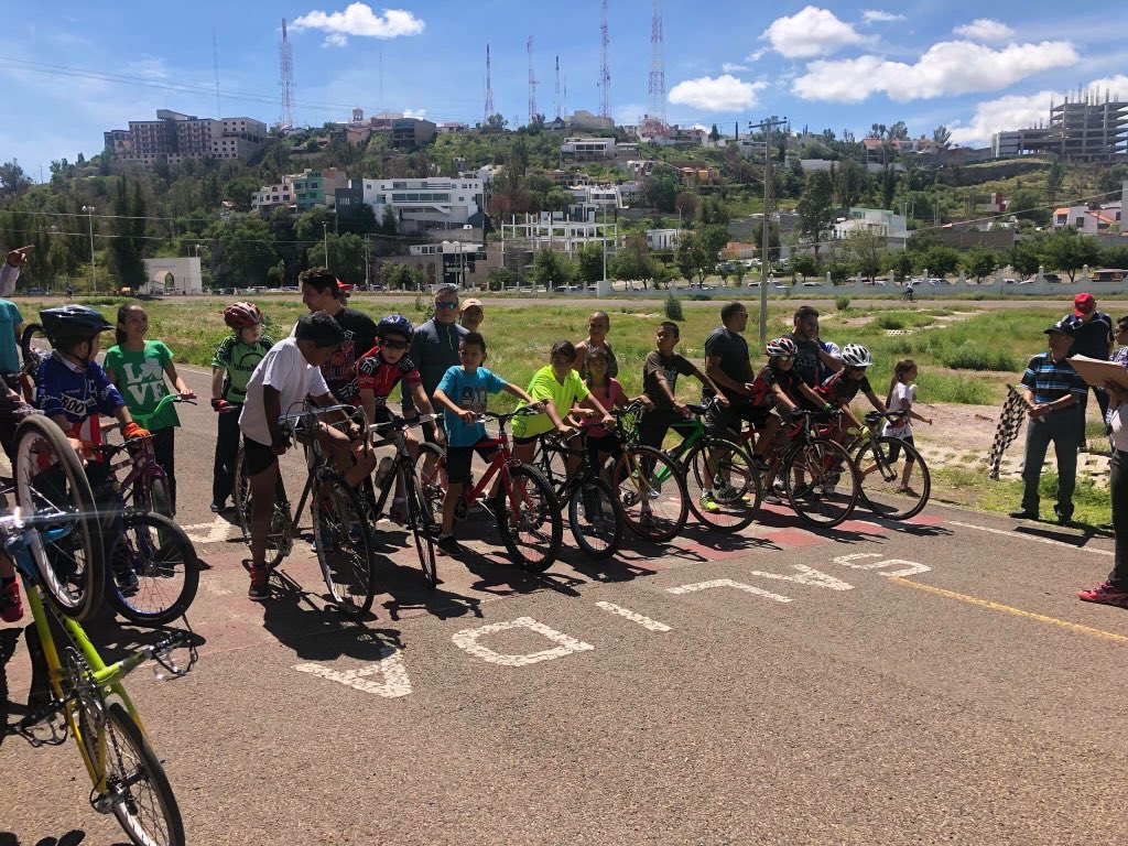 YolandaInmude's tweet photo. Continuamos con la liga infantil de ciclismo #INMUDE, en la ciclopista del parque Guadiana donde cada domingo se viven grandes emociones. Los esperamos en punto de las 11am todos los domingos 🚴🏻‍♂️🚴🏼‍♀️🚵🏿‍♂️🚵🏻‍♀️🏆

#Durango2018
#DeporteDGO https://t.co/alDIZZ41T4