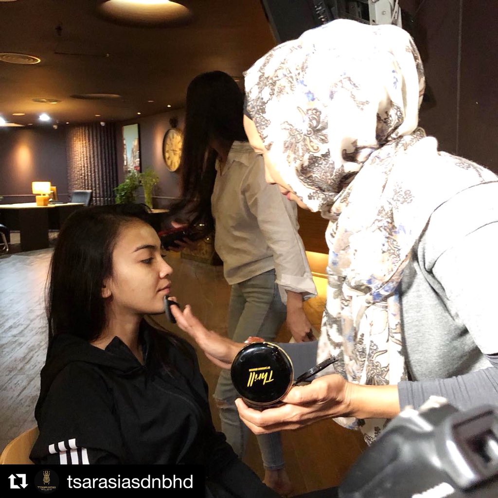 Wow! Our Superstar Treatment Cushion Foundation being used on @eykafarhana before her scene in the Telemovie “Pengantin Lari Curi Artis” 😍 Thrill is Keeping the casts skin clear and healthy for their shoot! 💋💪🏻
Repost @tsarasiasdnbhd