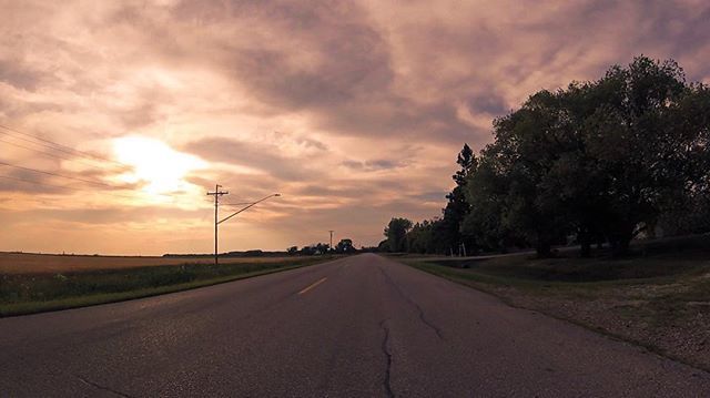 dustinwht's tweet image. Riding into some good form during a #heatwave.

Transparently eager to #leaveitontheroad! For now, I’ll stay motivated with #viewsfromtheroad •
#goneriding 
#sunsets 
#wahooligan