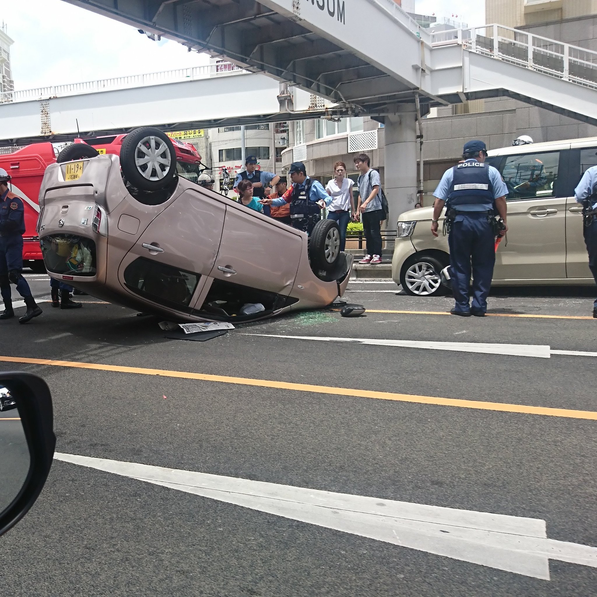 画像 那覇市旭橋交差点にて交通事故軽自動車が１台ひっくり返っていました T Co Hyrfesos5t まとめダネ