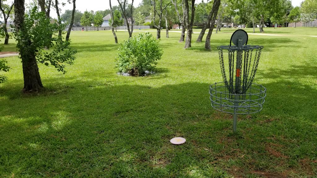 TheBatmanjm's tweet photo. My @InnovaDiscs McGlow @Paul_McBeth Roc3 flying straight today for this near ace hit chain and sat down next to basket, at Bayou Bend #discgolf course in deerpark tx. #Batmanjm https://t.co/IyhApd6PIb