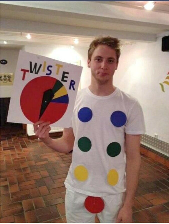 dobletmp's tweet photo. - oye amor vamos a jugar twister 

-no ese juego es re aburrido

- y qué tal ahora https://t.co/dPbs6DEPTd