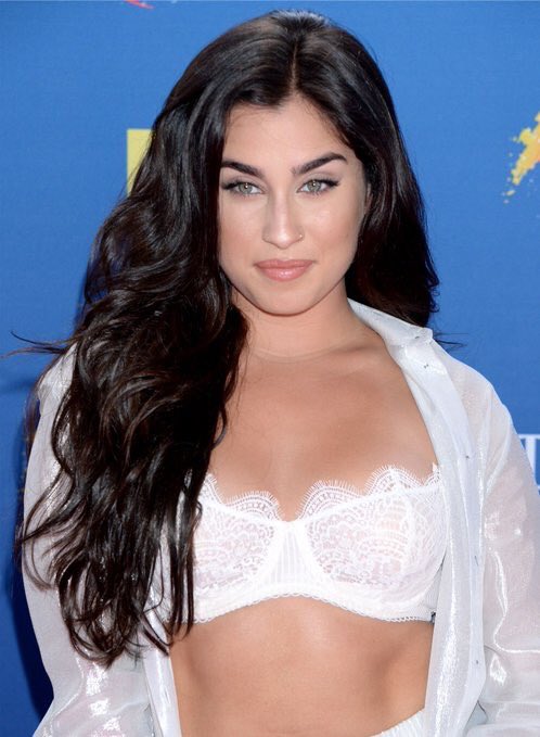 NaFaixaPop's tweet photo. A minha resposta é SIM! Lauren Jauregui no tapete vermelho do #TeenChoice https://t.co/tQse8hZ4gT