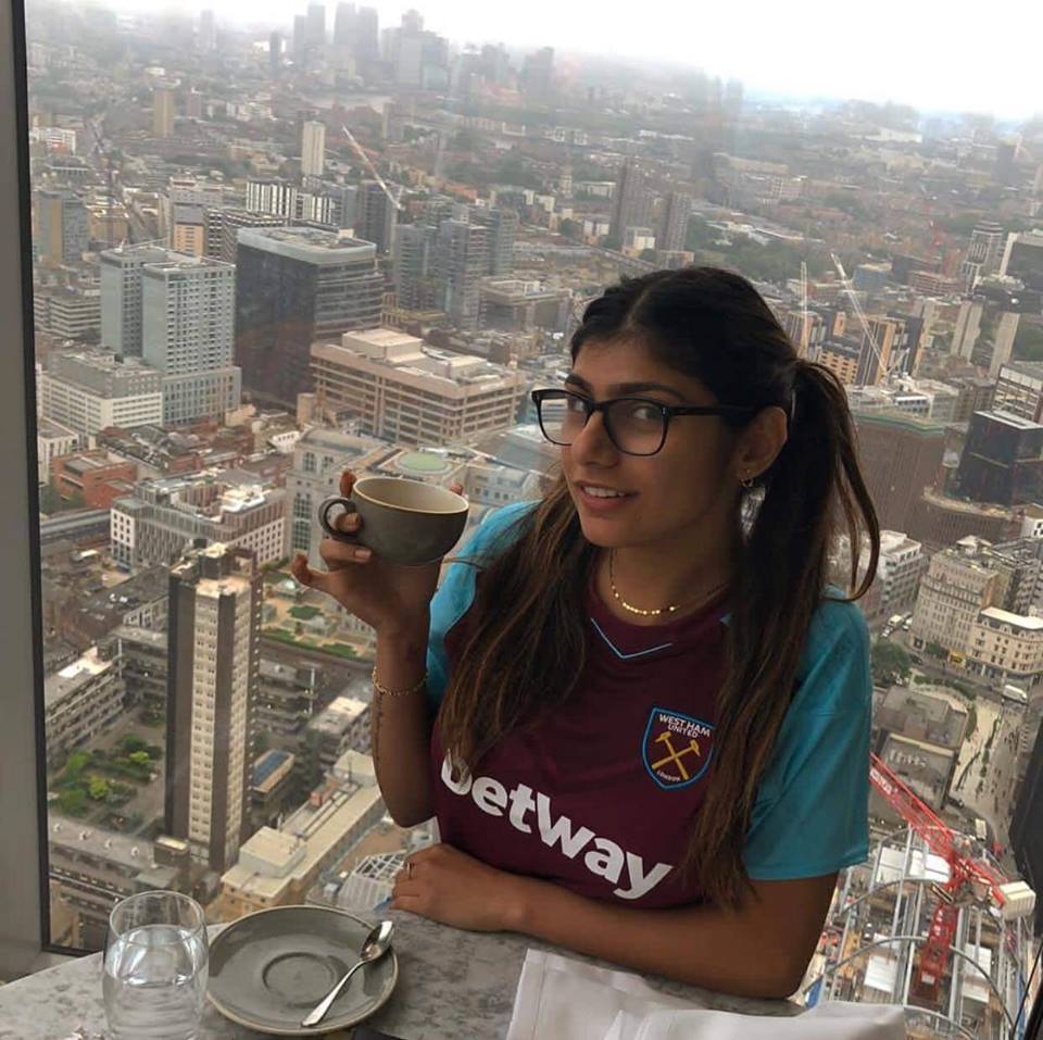 RafaMadridista's tweet photo. Ella es Mia Khalifa, una exitosa actriz porno. Como la puedes ver, no anda enseñando los pechos ni las nalgas en Facebook ni Twitter, solo lo hace cuando le pagan millones de dolares y tu enseñando esos pellejos que tienes por unos putos Fav♥... https://t.co/X6RWxibvkj