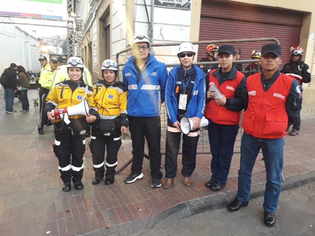 chrisrivera1975's tweet photo. En @somos_aph_uce de la @lacentralec realizamos un trabajo coordinado con equipos de prevención y respuesta del #municipio en la #FiestaLuzQuito https://t.co/2Youn1Jmwu