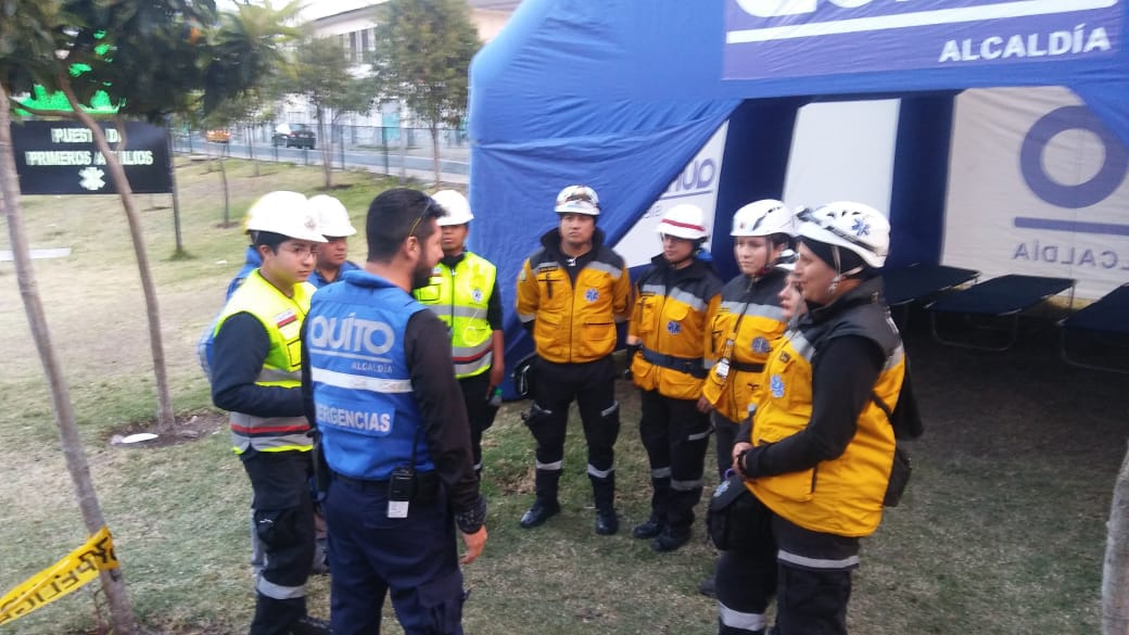 chrisrivera1975's tweet photo. En @somos_aph_uce de la @lacentralec realizamos un trabajo coordinado con equipos de prevención y respuesta del #municipio en la #FiestaLuzQuito https://t.co/2Youn1Jmwu