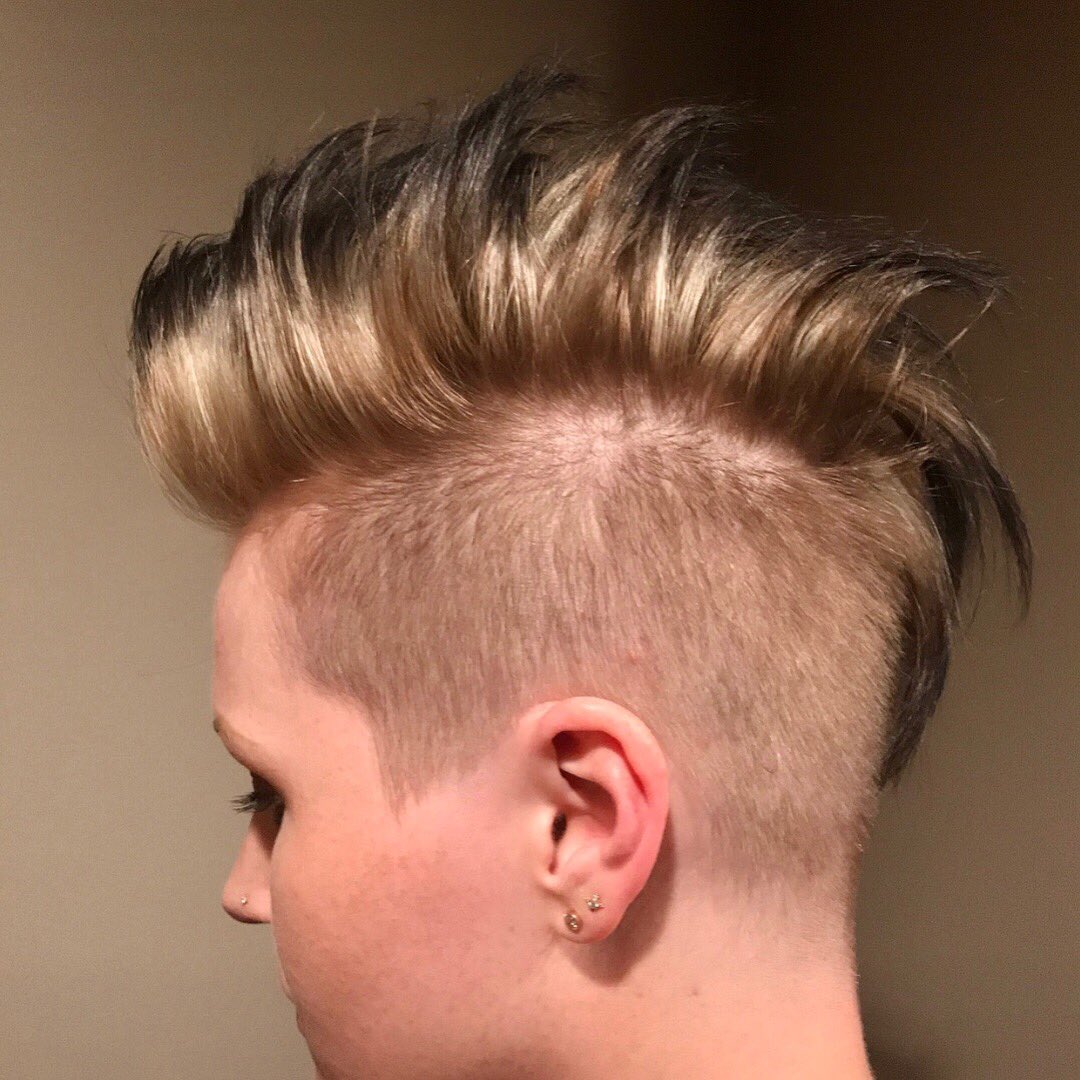 Wsalon1's tweet photo. This client is an artist and sketched what she wanted her final look to be🔥 Swipe to see how it turned out➡️ Hairstyle by Raquel Wells✨
#wsalonrochester #reversebalayage #mohawk #shorthair #shorthairdontcare #goldwell #edgyhairstyles https://t.co/0fTQctTYoU