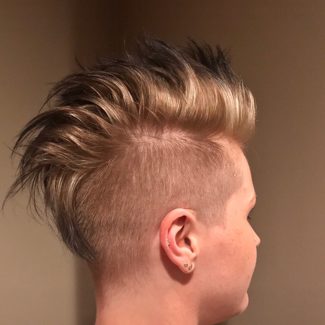Wsalon1's tweet photo. This client is an artist and sketched what she wanted her final look to be🔥 Swipe to see how it turned out➡️ Hairstyle by Raquel Wells✨
#wsalonrochester #reversebalayage #mohawk #shorthair #shorthairdontcare #goldwell #edgyhairstyles https://t.co/0fTQctTYoU