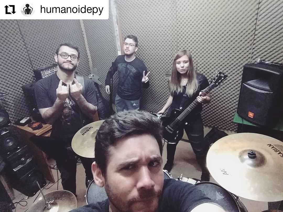 *Inserten a Kachi en la foto*
Se le observa con su instrumento bien en el fondo... 🤣😂😝