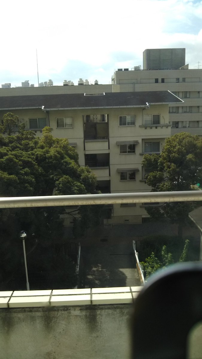satoryoo0219's tweet photo. 病室の目の前にあるアパートの階段から目線感じるな思ったらめっちゃ見つめてくるお人形置いてあった怖すぎ😱😱😱 https://t.co/B6E2PYxOpv