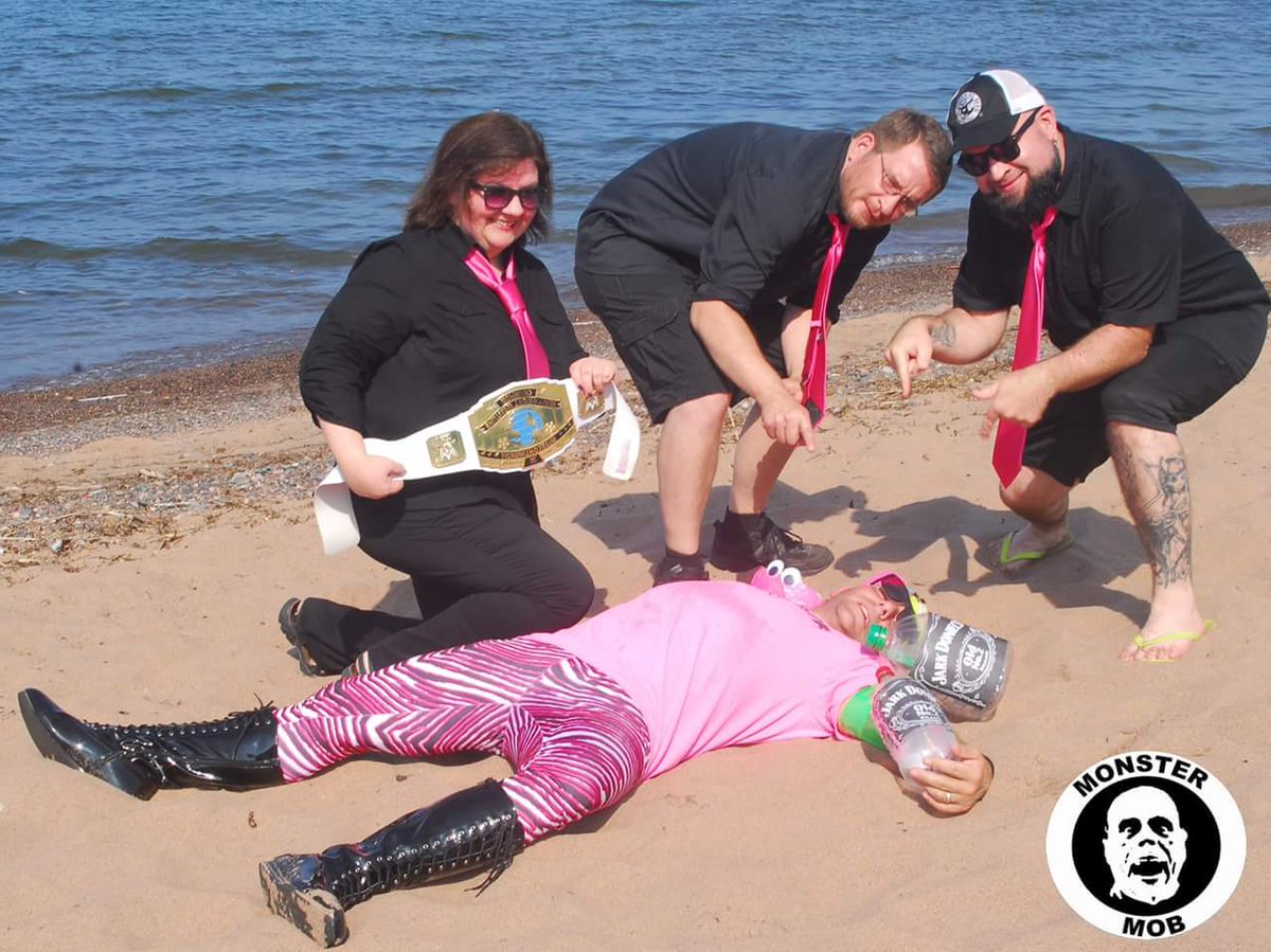 MonsterMob_MN's tweet image. If you smoke crack and drink Jark Doniels on the beach all day you're going to have a bad time!!!