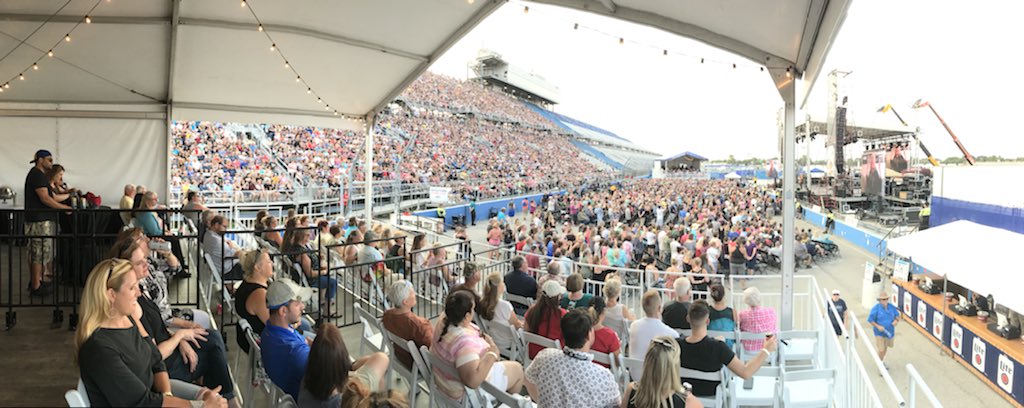 FairJohn1's tweet photo. A wonderful evening at the @wistatefair   The incomparable @reba entertaining a packed house https://t.co/oxWAF0L4P0