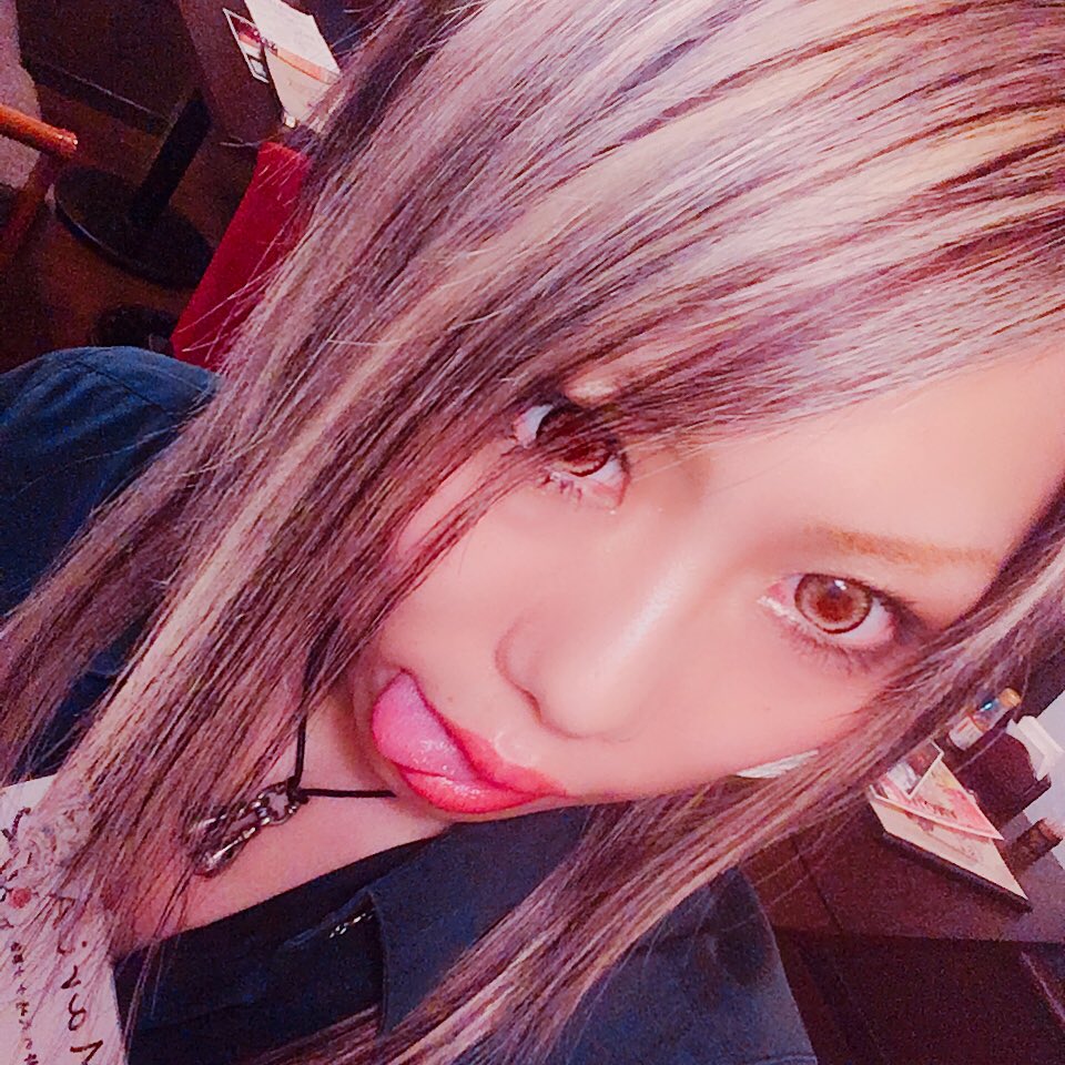 and_rose_'s tweet image. 10時半からネイル〜。
終わって買い物して
仕事の準備 笑

寝る時間 ナッシング
なんちゃらかんちゃら
オーマイ ごっとふぁーざー
降臨 よいしょーーーー。

まぁ、今日23時までやし
頑張ろー。

ネイル デザイン 決まってません。

そろぼち行ってきま。