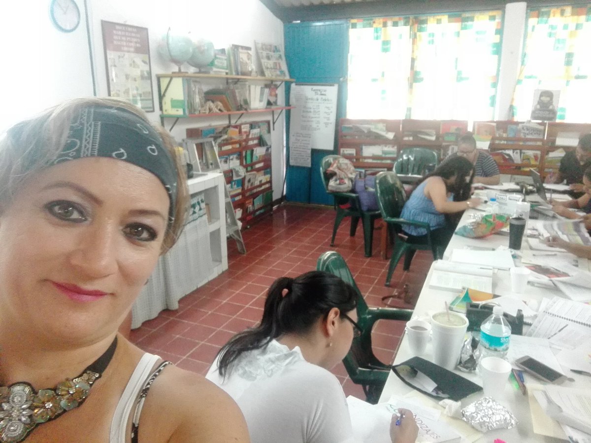 JuietaRuvalcaba's tweet photo. Viviendo con dinamísmo las sesiones de la semana de actualización, compartiendo con dos colectivos excelentes!
Rosaura Zapata y Manuel Lepe soyzona#78 https://t.co/lTTOi4ne0l
