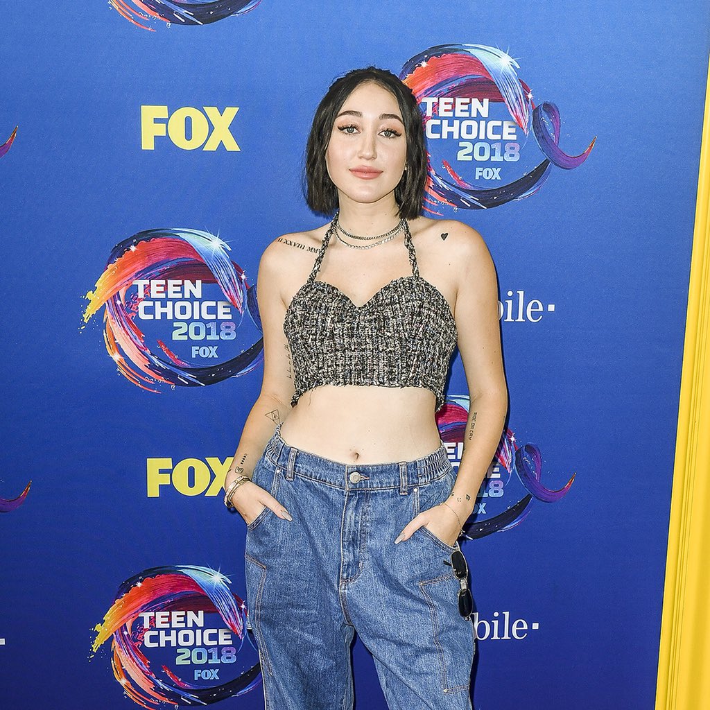 thekiaforum's tweet photo. #TeenChoice pink carpet action with @thegreatkhalid, @noahcyrus, @lauvsongs &amp; @lelepons! 💖

(📸: @timothynorris / Forum Photos) https://t.co/8GEWtUkZf5