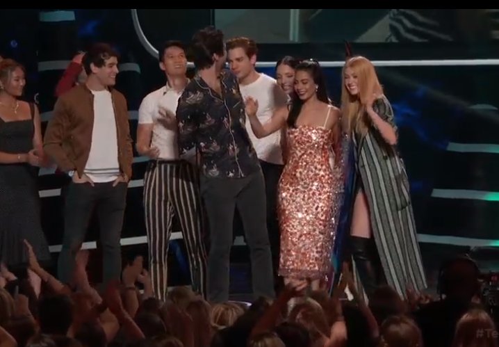 beautifulballad's tweet photo. .@ShadowhuntersTV wins #ChoiceScifiTvShow at the #TeenChoiceAwards! #TeenChoice #Shadowhunters https://t.co/HfEVQyVZxP