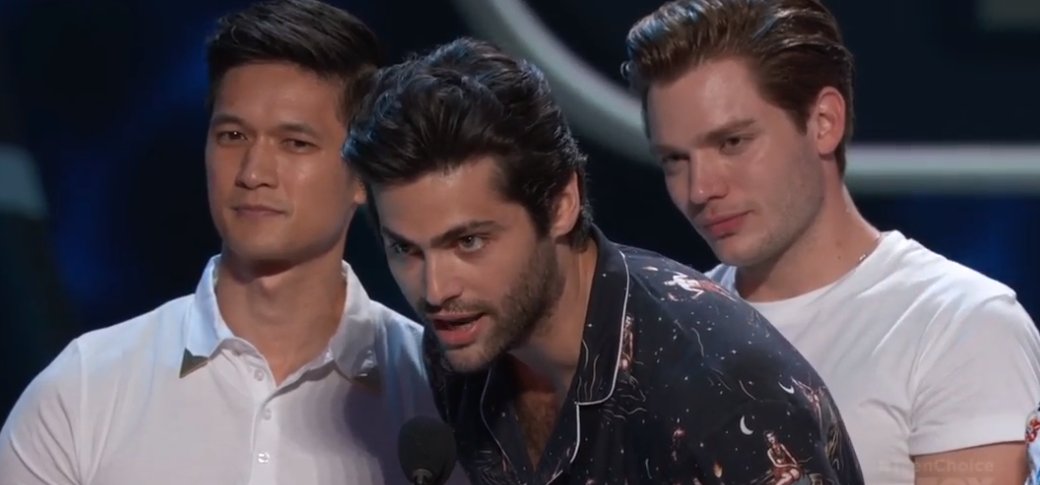 beautifulballad's tweet photo. .@ShadowhuntersTV wins #ChoiceScifiTvShow at the #TeenChoiceAwards! #TeenChoice #Shadowhunters https://t.co/HfEVQyVZxP