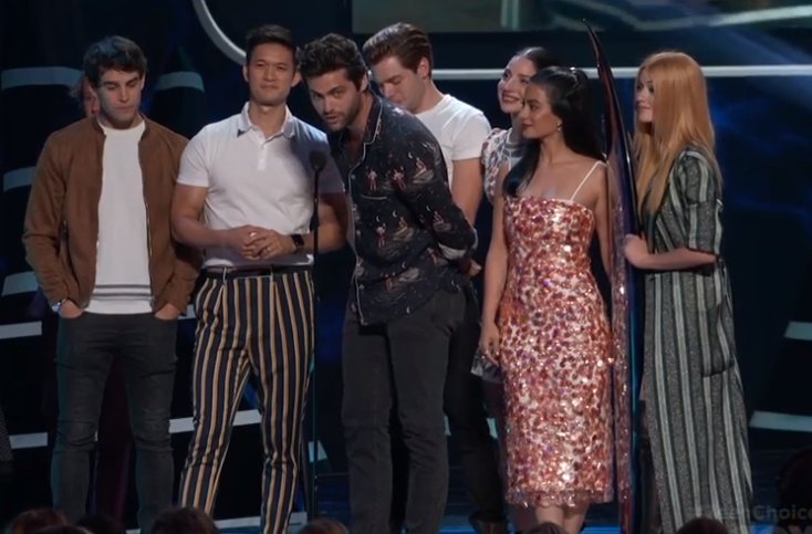 beautifulballad's tweet photo. .@ShadowhuntersTV wins #ChoiceScifiTvShow at the #TeenChoiceAwards! #TeenChoice #Shadowhunters https://t.co/HfEVQyVZxP