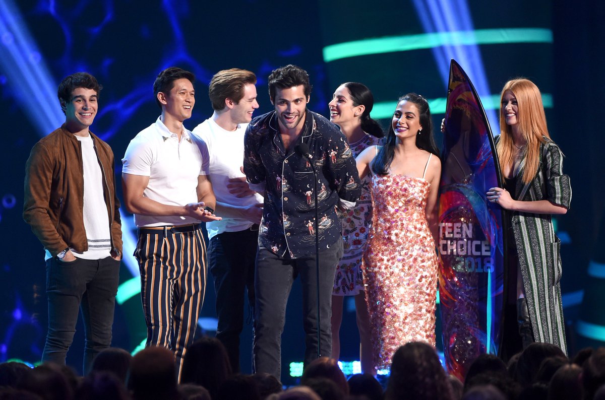 extratv's tweet image. THIS. @ShadowhuntersTV accepts #ChoiceSciFiFantasyTVShow at #TeenChoice! 

#Shadowhunters #ShadowhuntersLegacy